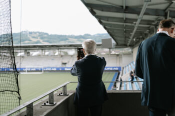 Mann fotografiert das Fußballfeld